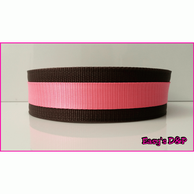 Bruin met neon roze halsband 
