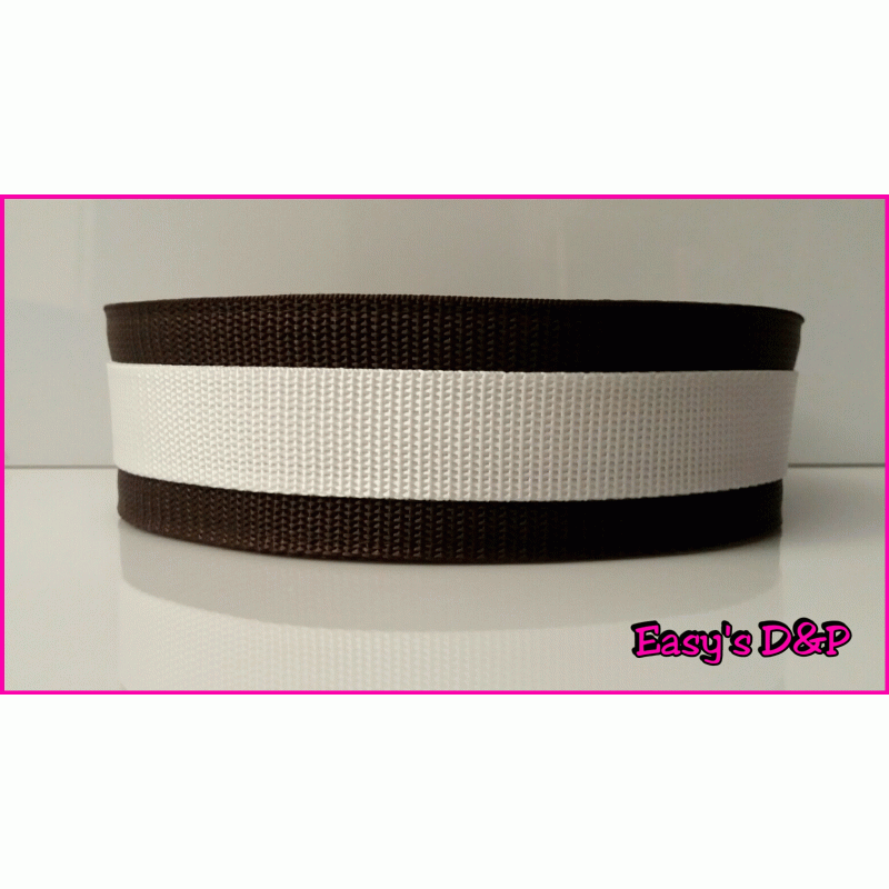 Bruin met wit halsband 