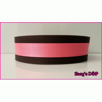 Bruin met neon roze halsband 