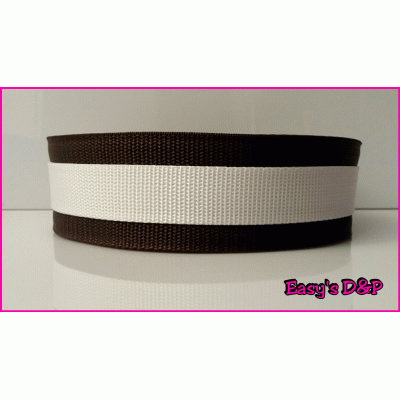 Bruin met wit halsband Bruin met wit halsband