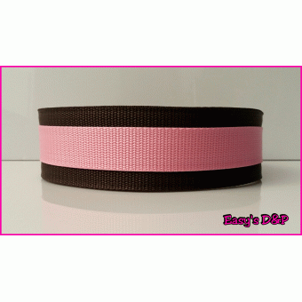 Bruin met baby roze halsband 