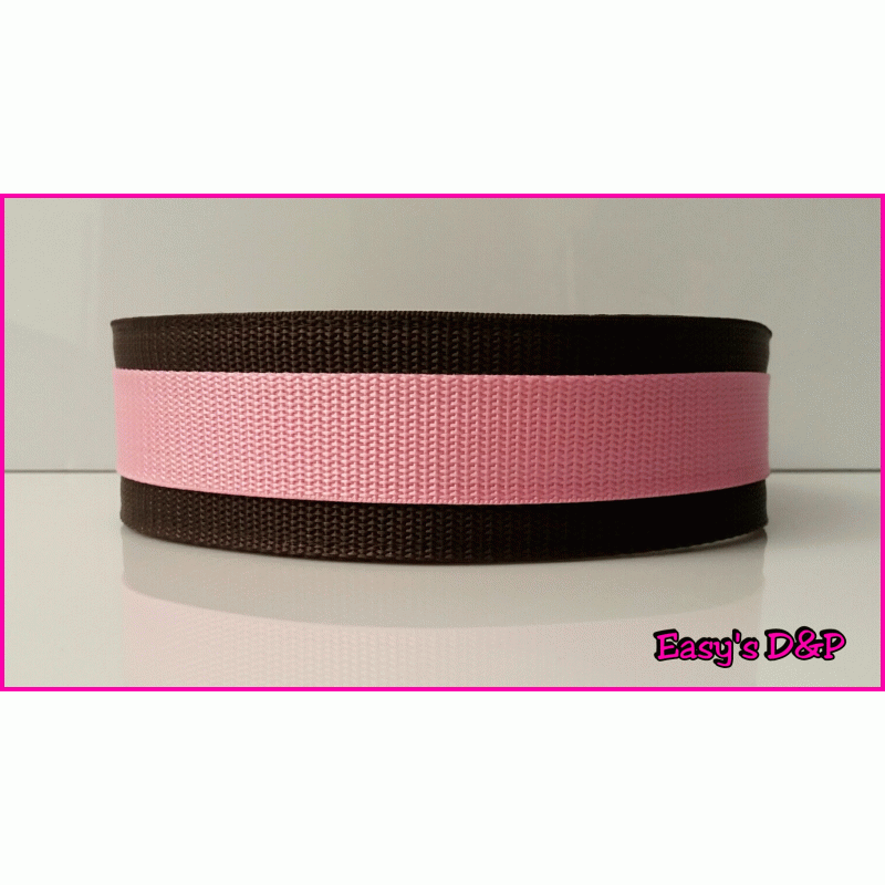Bruin met baby roze halsband 