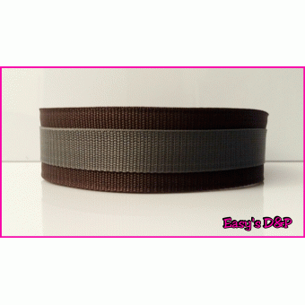 Bruin met grijs halsband